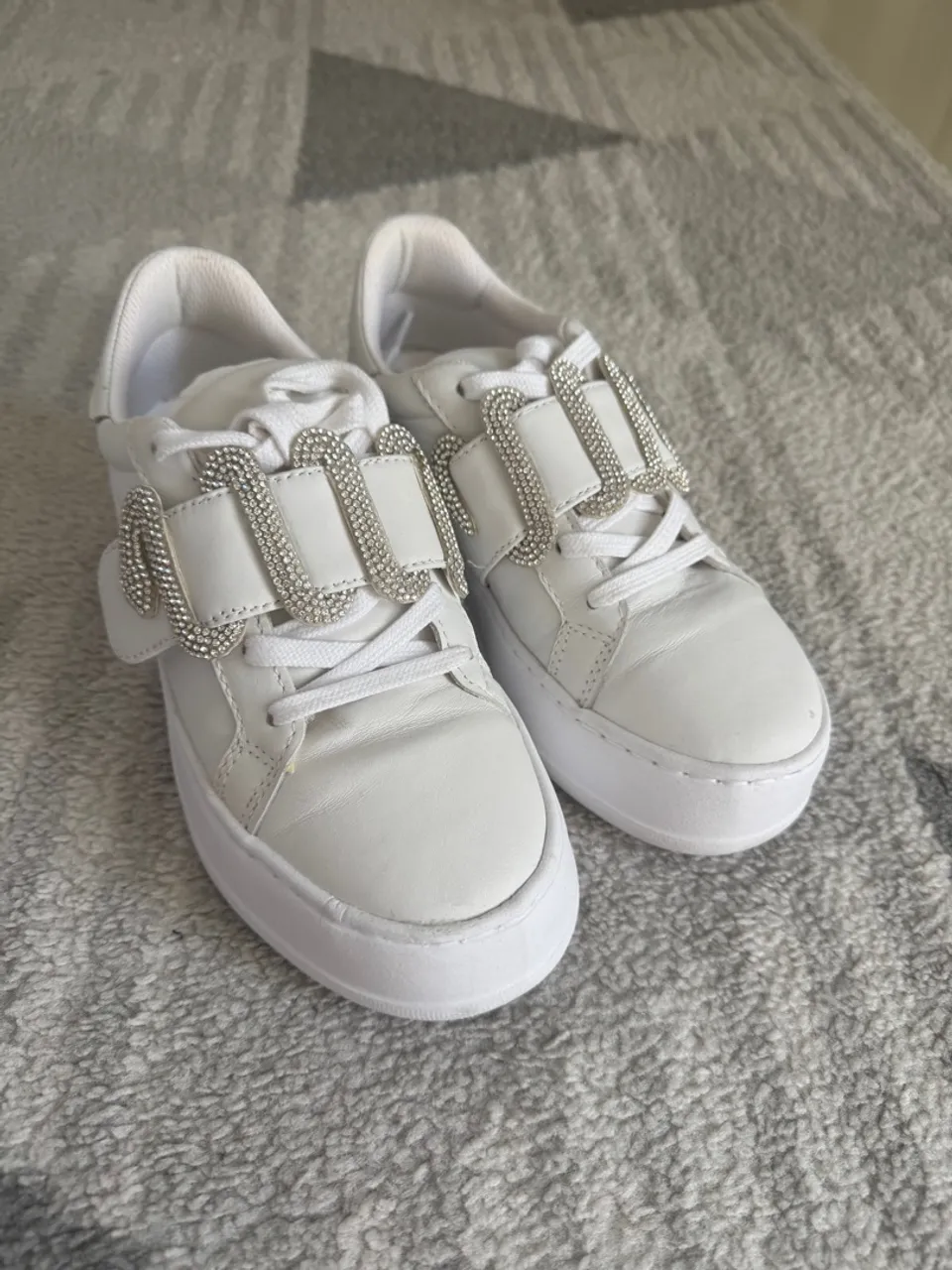 Tênis Branco schutz com Detalhe em Strass