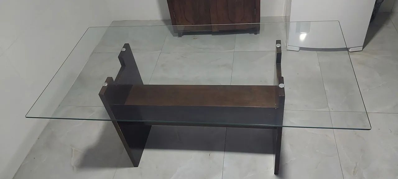 Mesa de centro com tampo de vidro