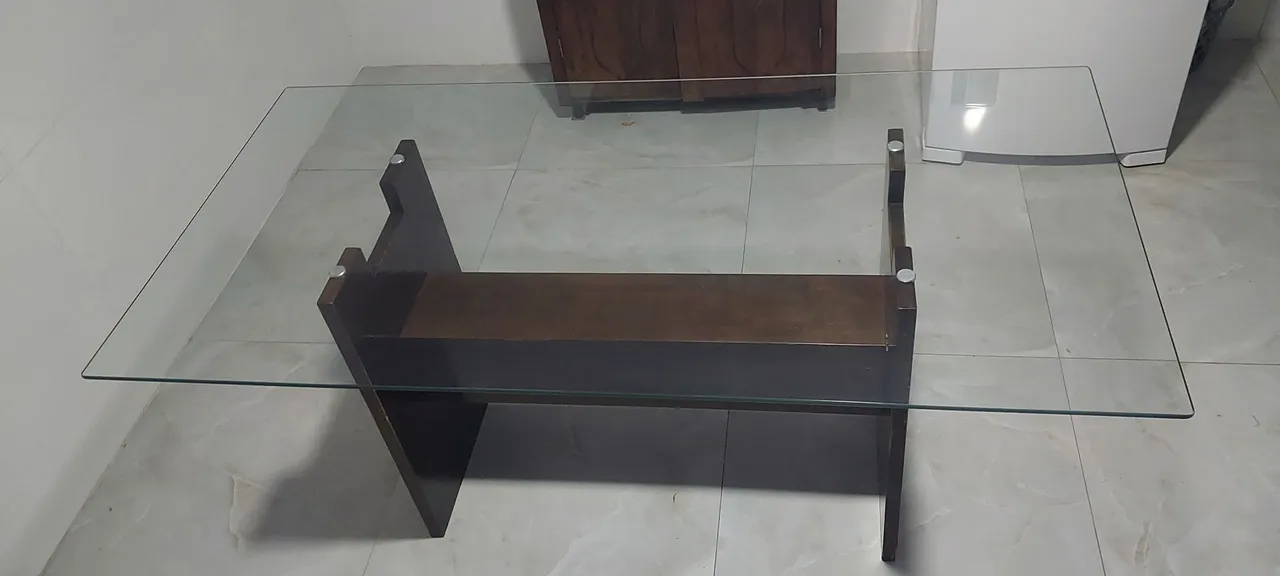 Mesa de centro com tampo de vidro