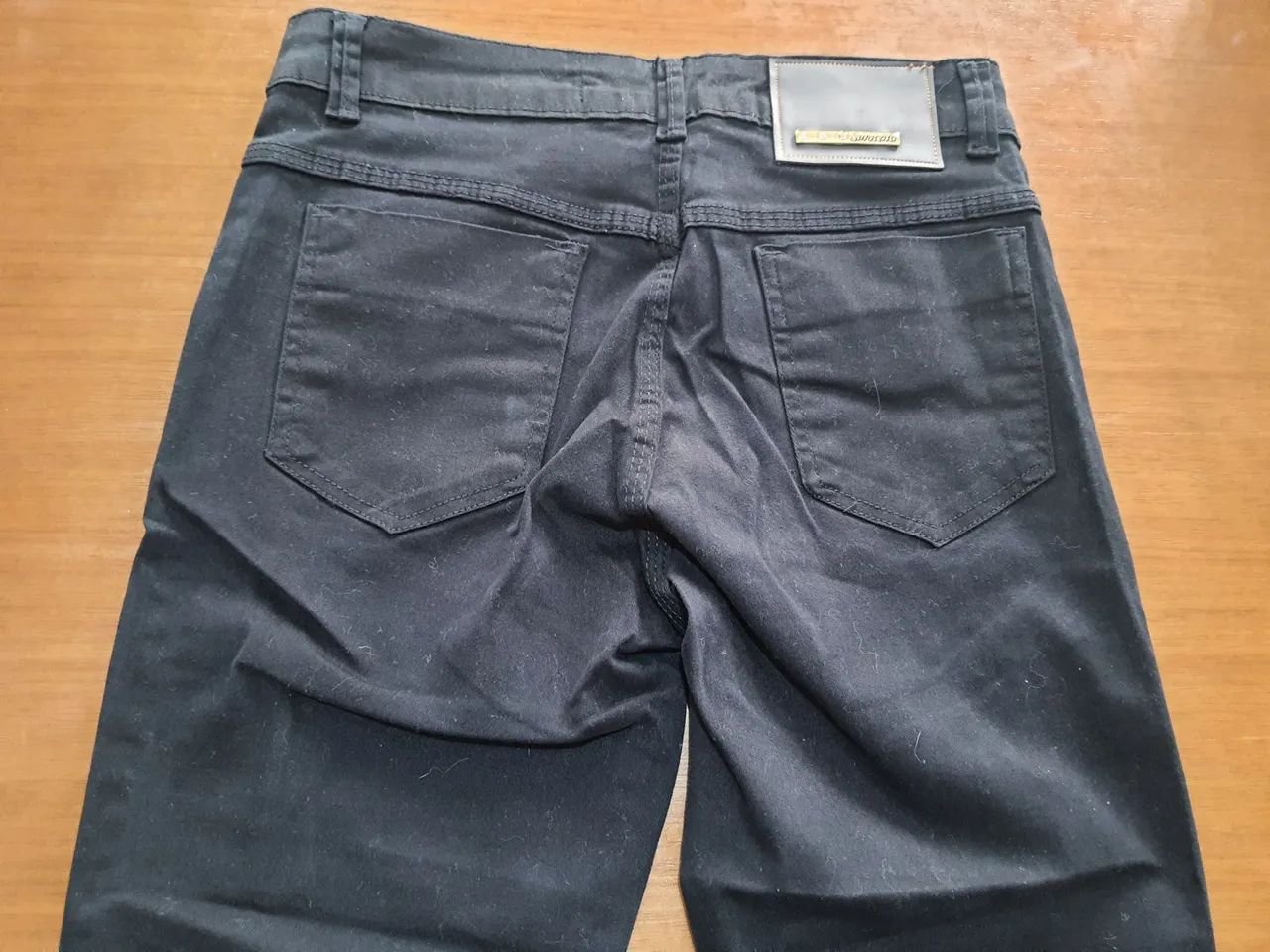 Calça Jeans Preta Destroyed com Detalhes - Foto 4