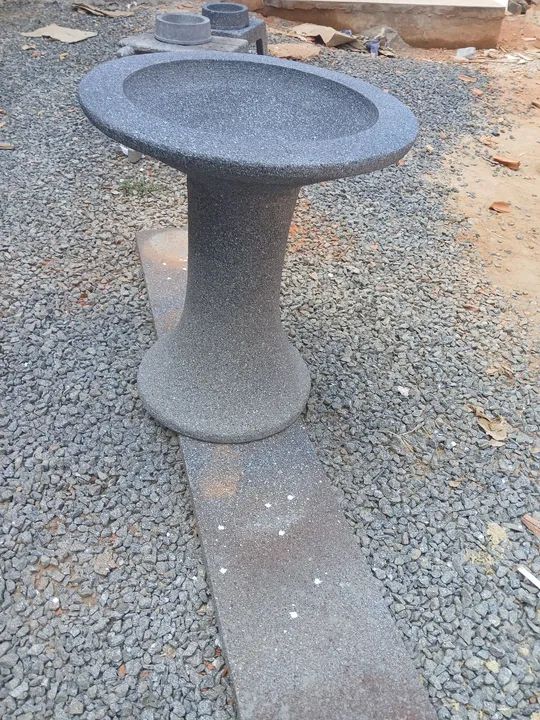 Bebedouro para pássaros em pedra