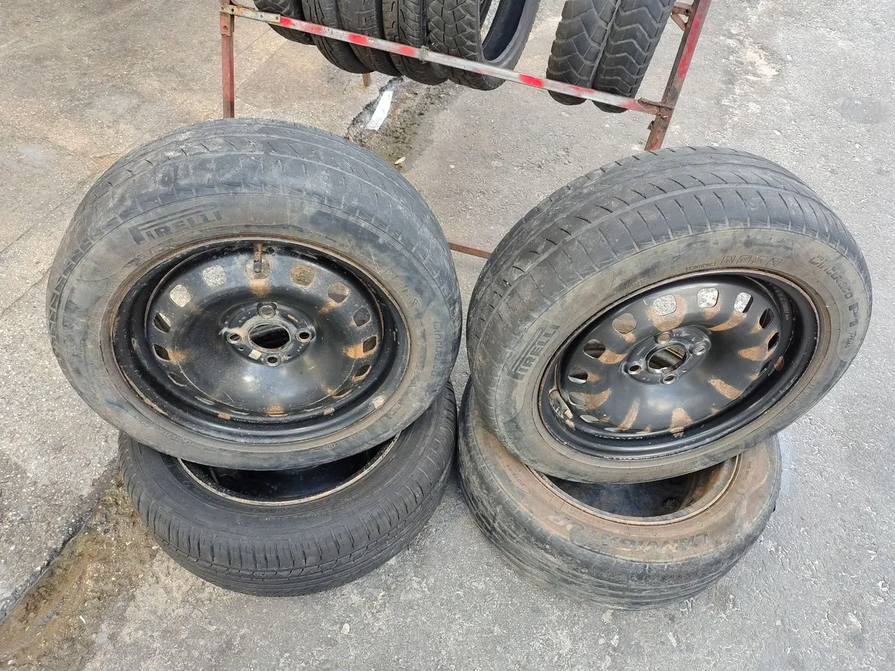 Jogo de Pneus Pirelli com Rodas de Aço
