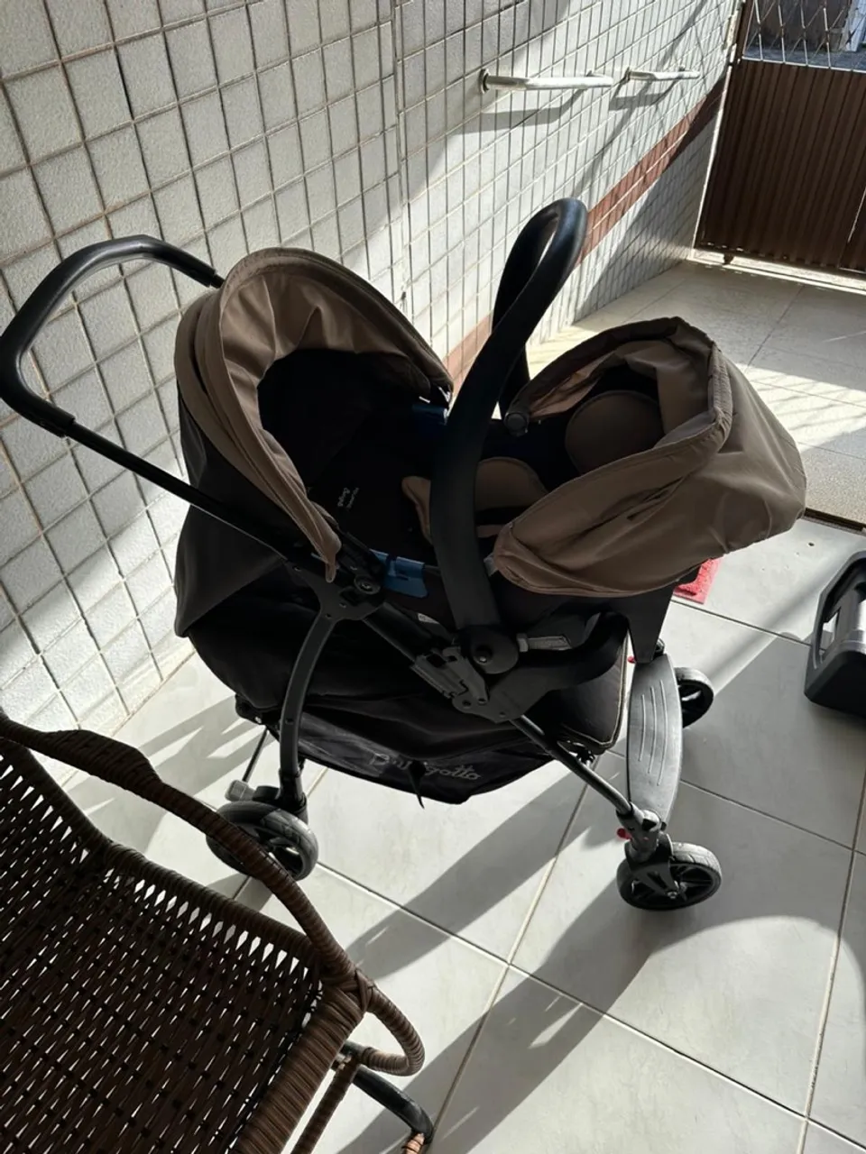 Carrinho + bebê conforte e base