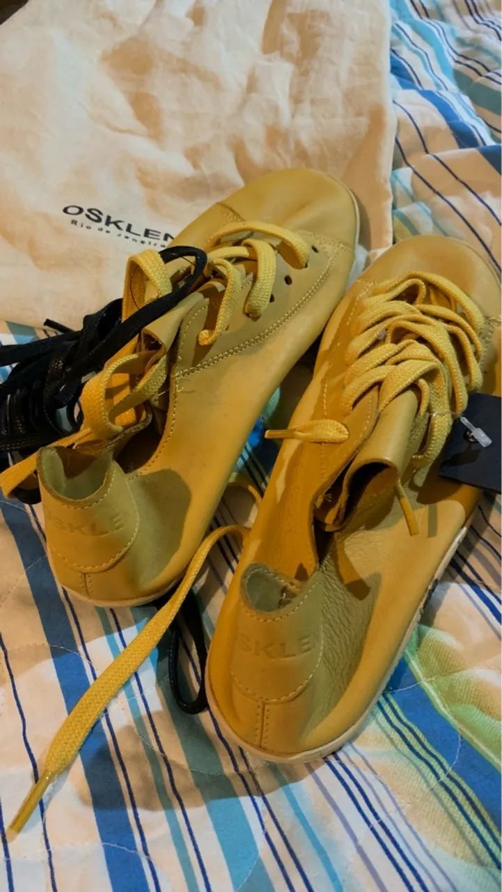 Tênis amarelo com cadarços extras - Foto 2