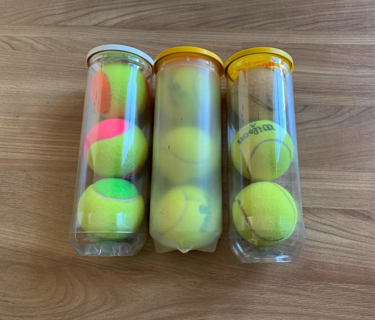 3 latas de bolas de tênis