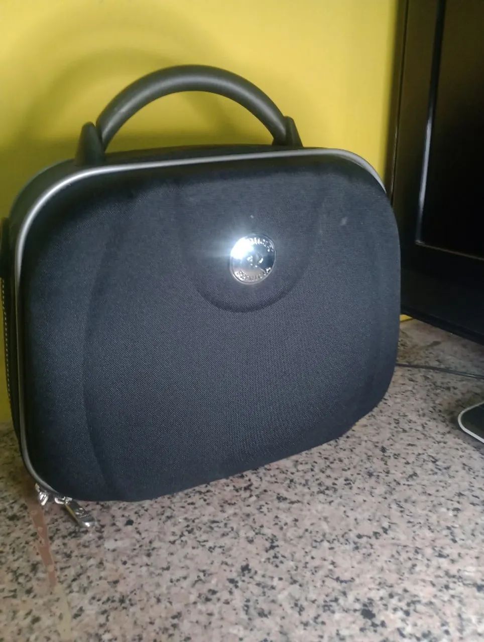 Bolsa de Mão Preta com Detalhes
