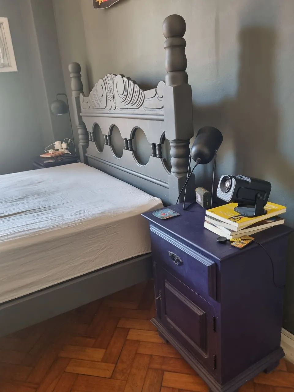 Cama de casal e mesas de cabeceiras madeira maciça  - Foto 2