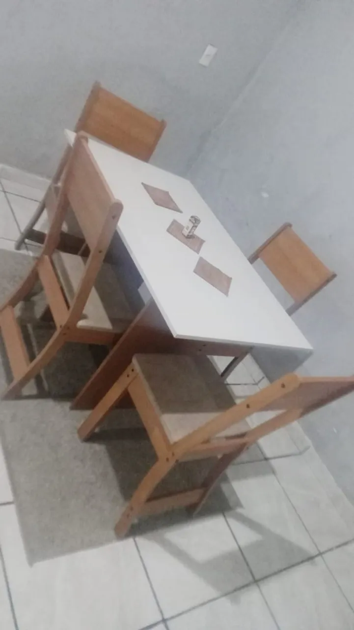 Mesa de jantar 4 cadeiras