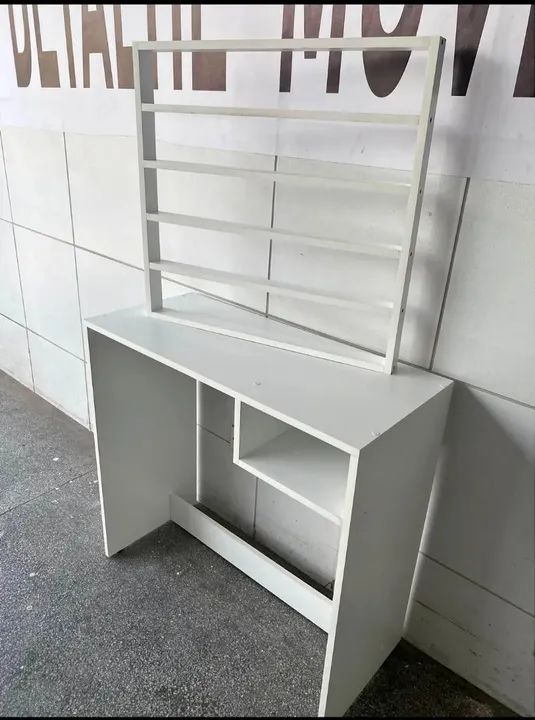 Mesa de Escritório Branca com Prateleira