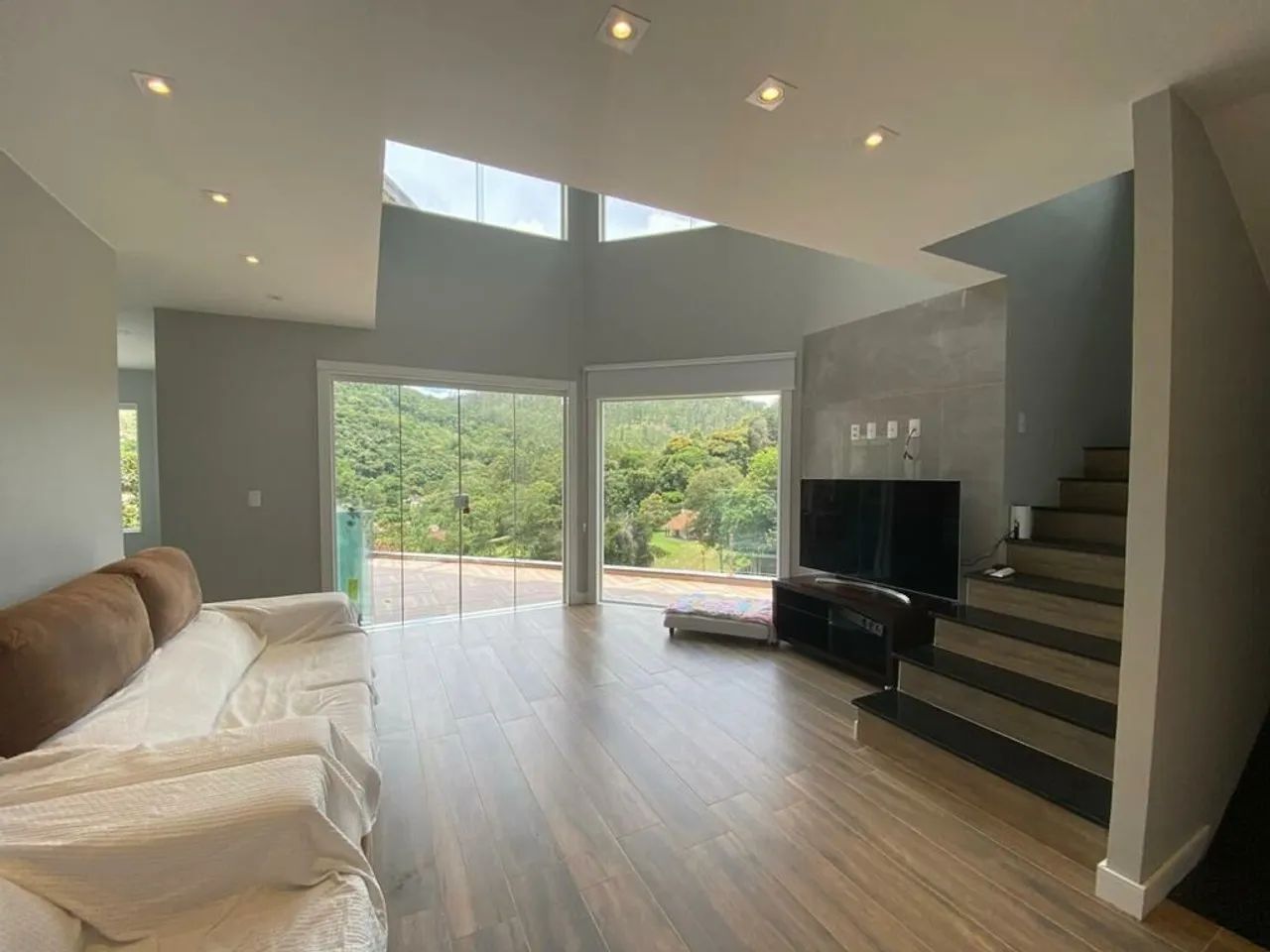 Casa dúplex 4 suítes 6 vagas Vargem Grande Teresópolis