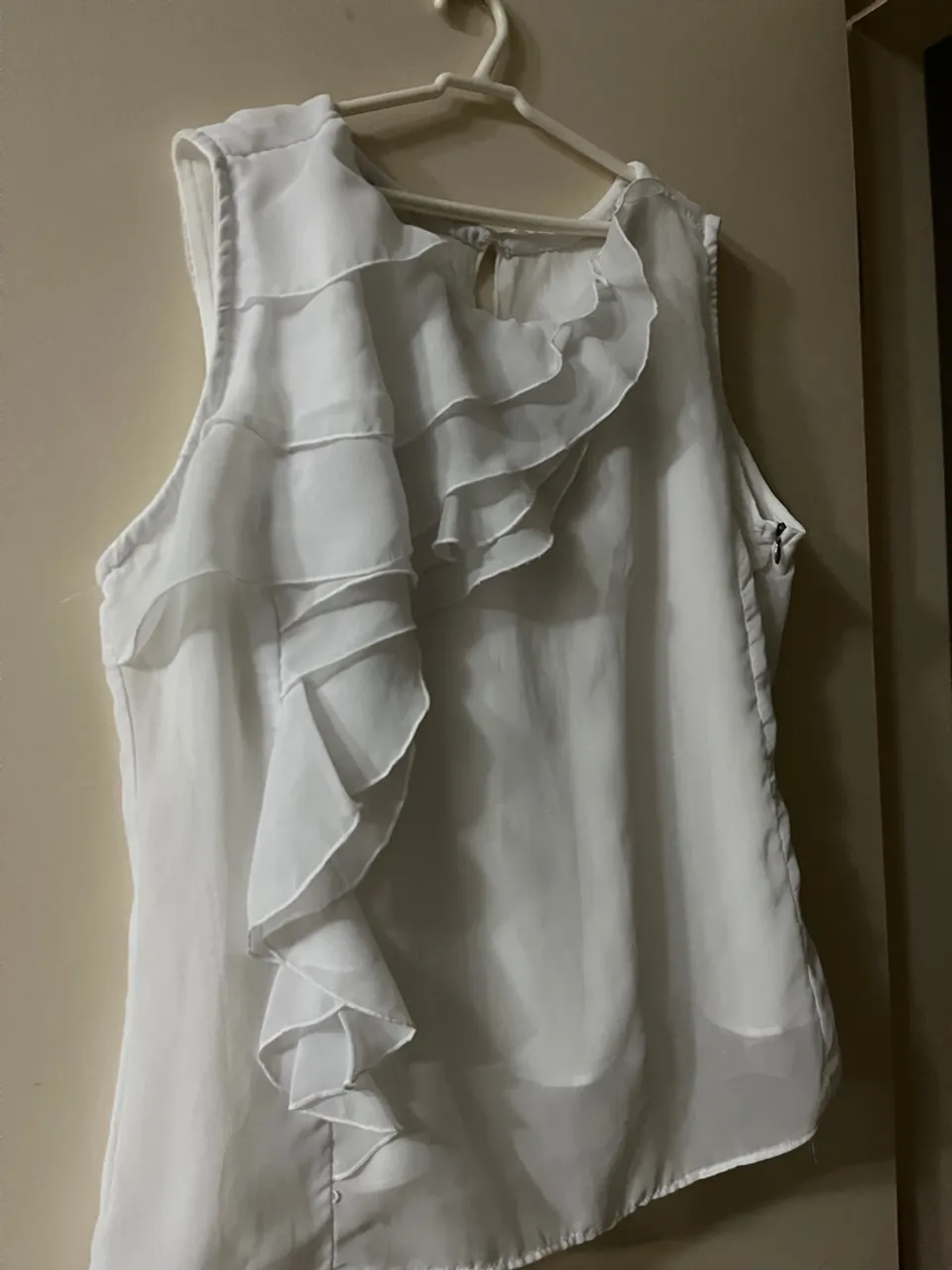 Blusa branca com babados - Elegância e estilo!