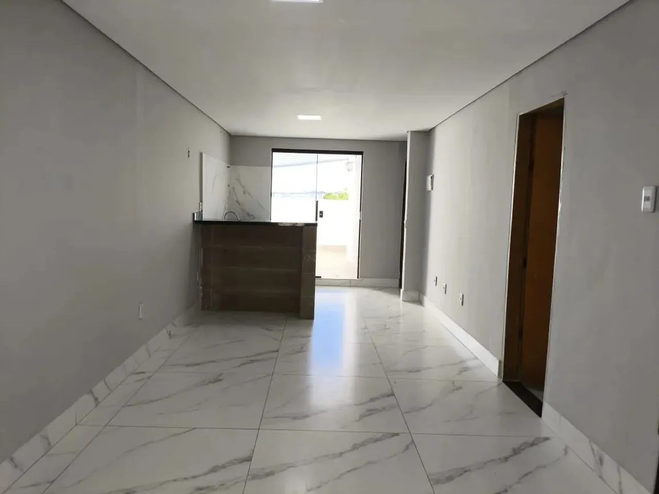 QN 402 Casa reformadíssima de 3qts(ste) sozinha no lote, execelente localização!!!!