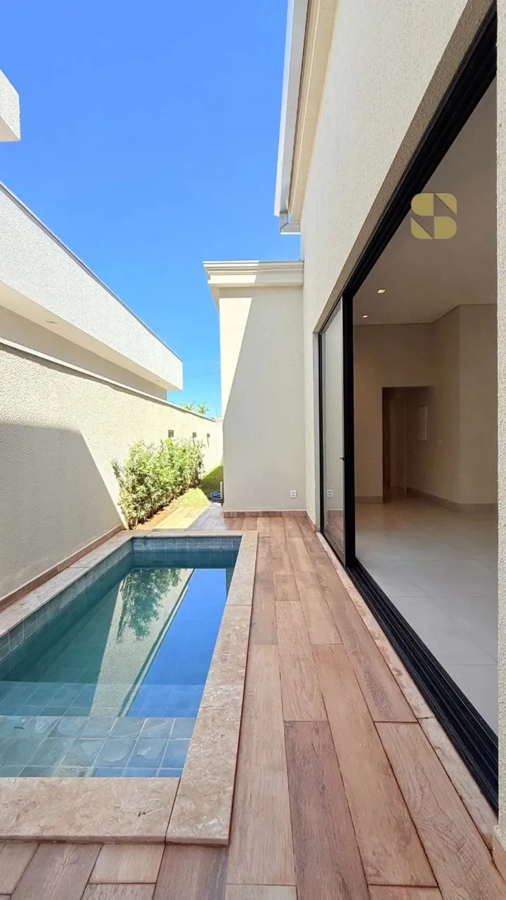 Casa térrea com fachada neoclássica no Primor das Torres