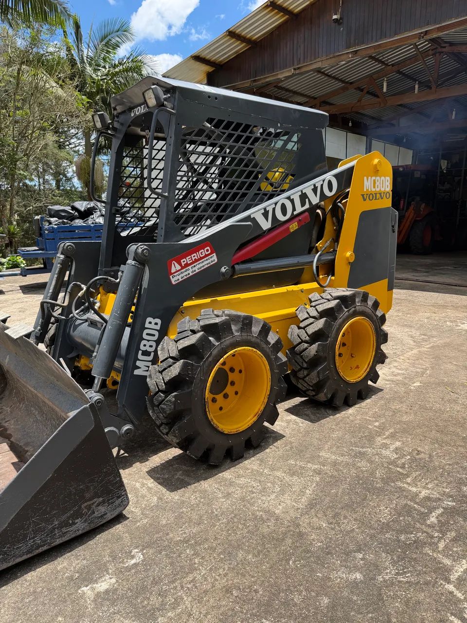 Mini Carregadeira Volvo MC80B Ano 2012 - Foto 12