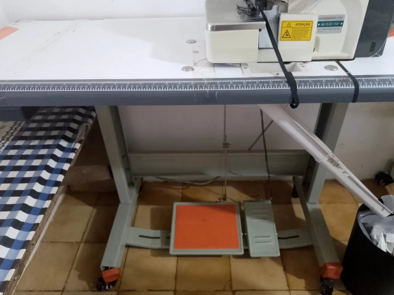Máquina de costura interlock seminova