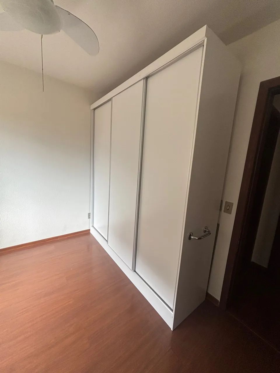 Armário de correr branco com 3 portas de correr - Foto 2
