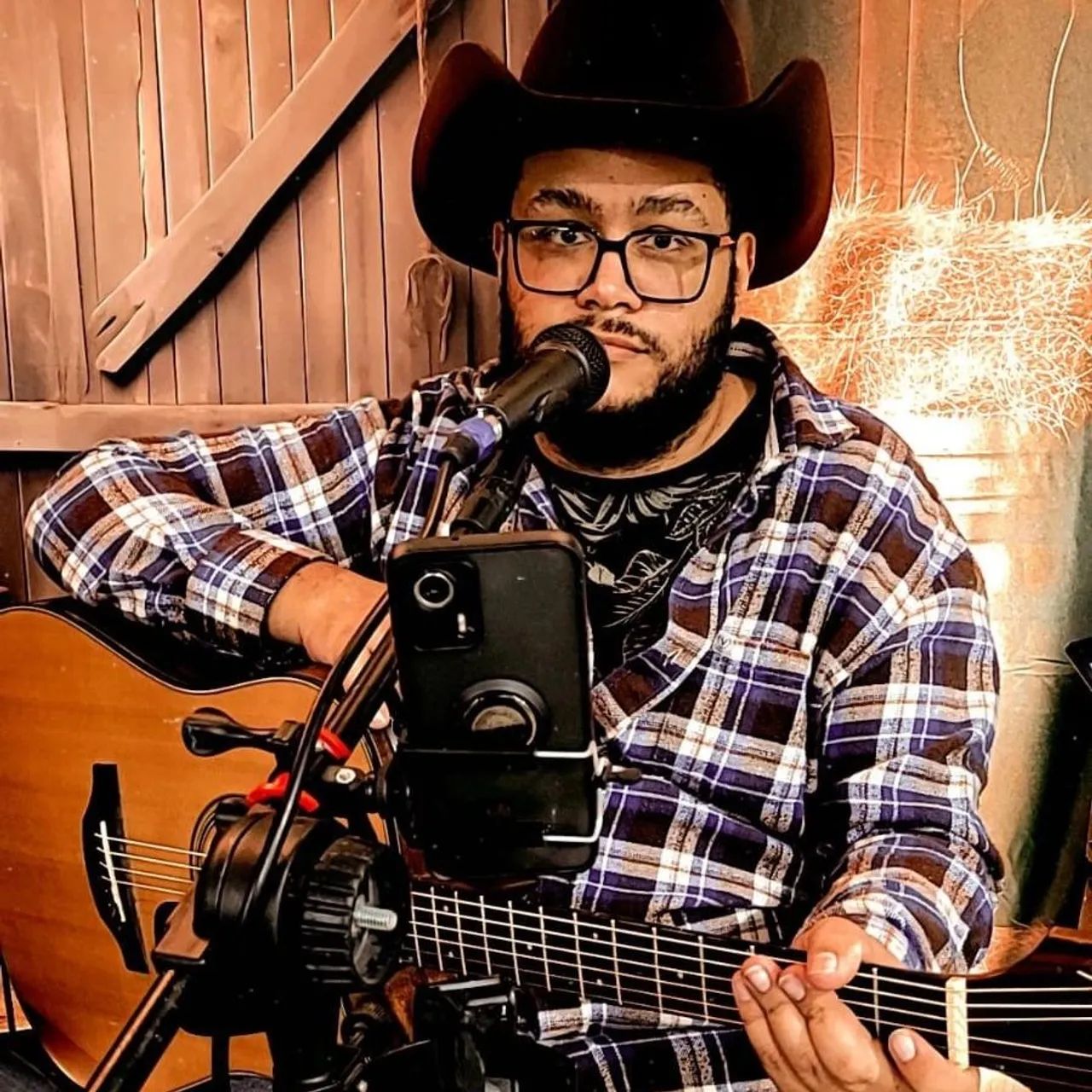 Cantor Sertanejo e Pop Rock