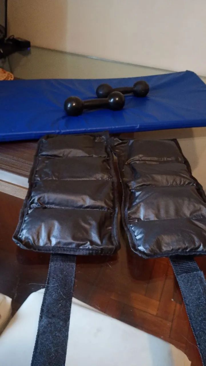 Kit contendo Par de Pesos para Pernas (Caneleiras) de 2kg, halteres 2kg e colchão.
