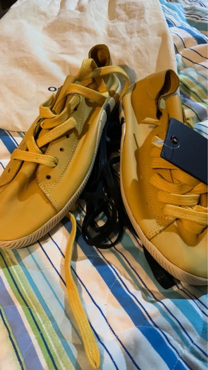 Tênis amarelo com cadarços extras - Foto 5