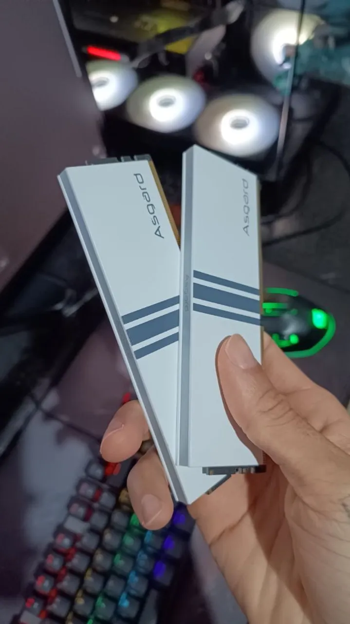 Memória RAM DDR4 16GB 2x8GB - RGB