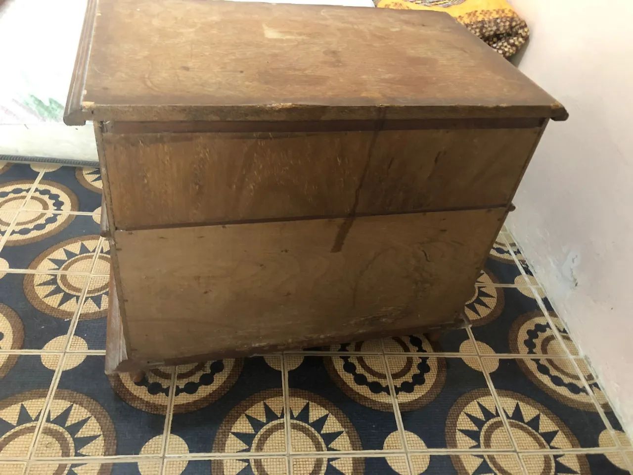 Mesa de cabeceira com 3 gavetas. - Foto 2