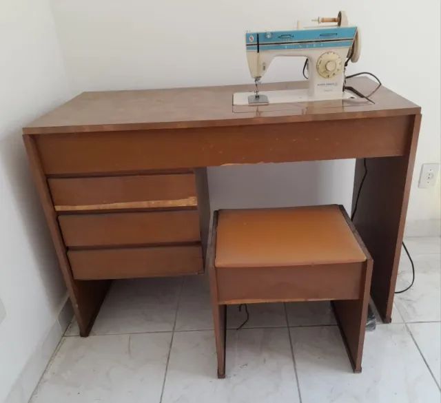 Máquina Singer de Costurar e bordar com mesa de escritório e banqueta