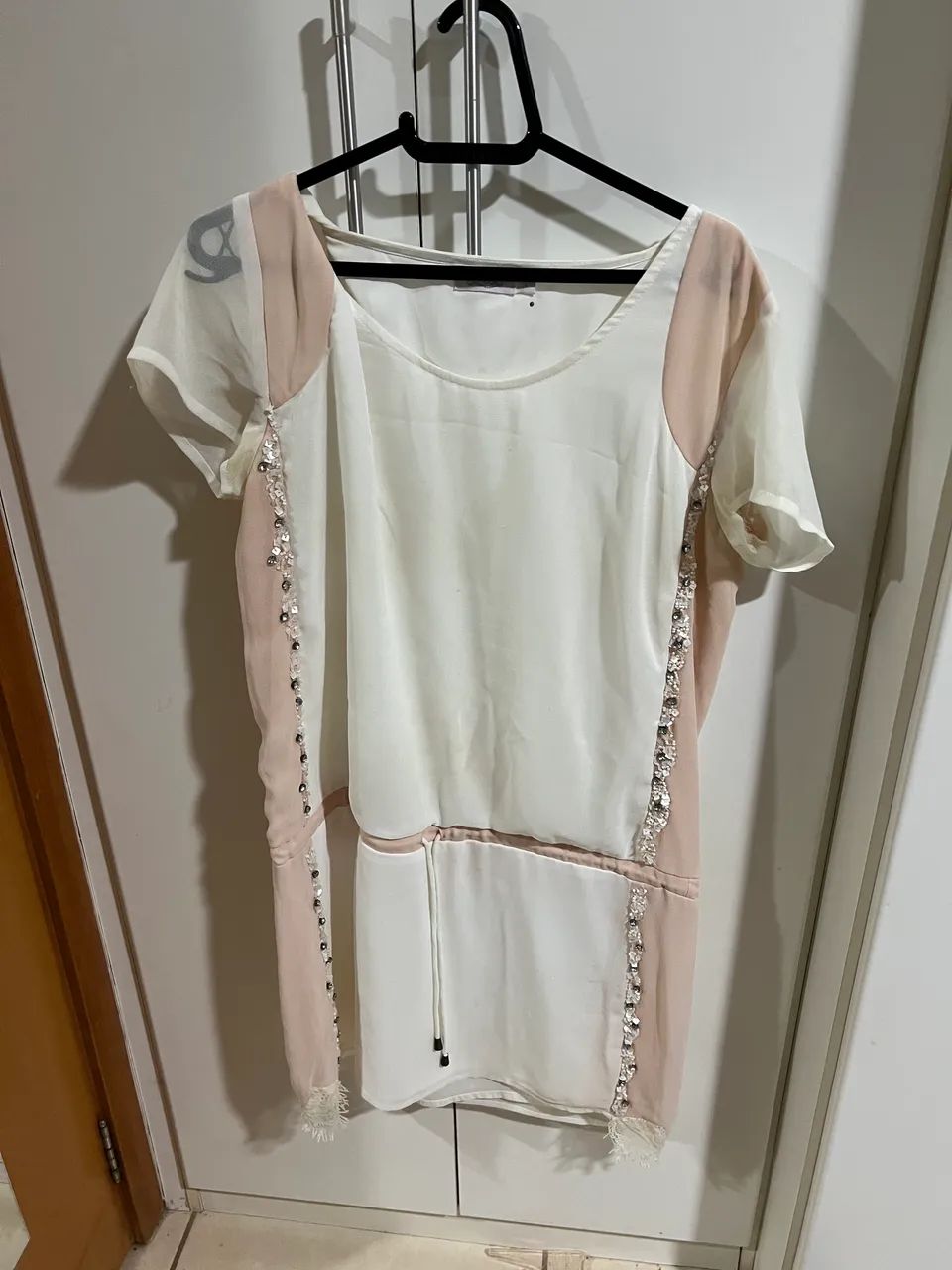 Vestido branco com detalhe bordado