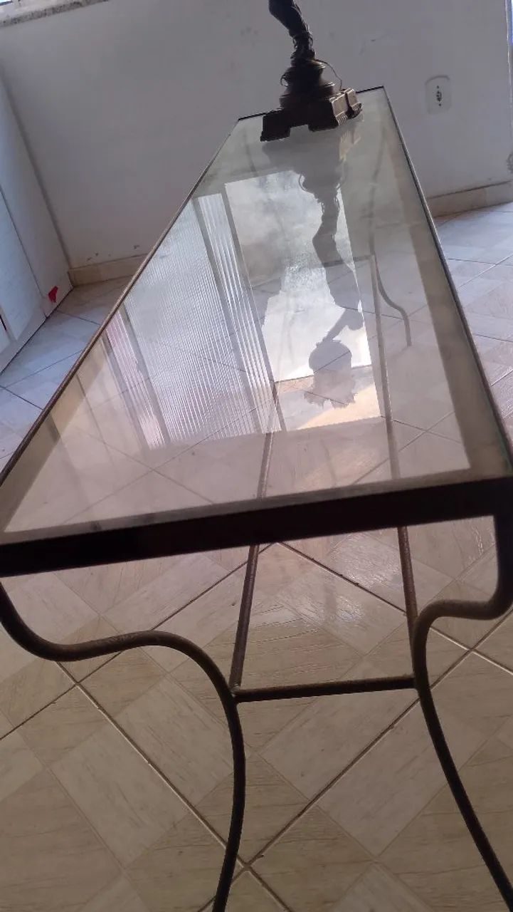 Mesa de vidro antiga com estrutura de ferro