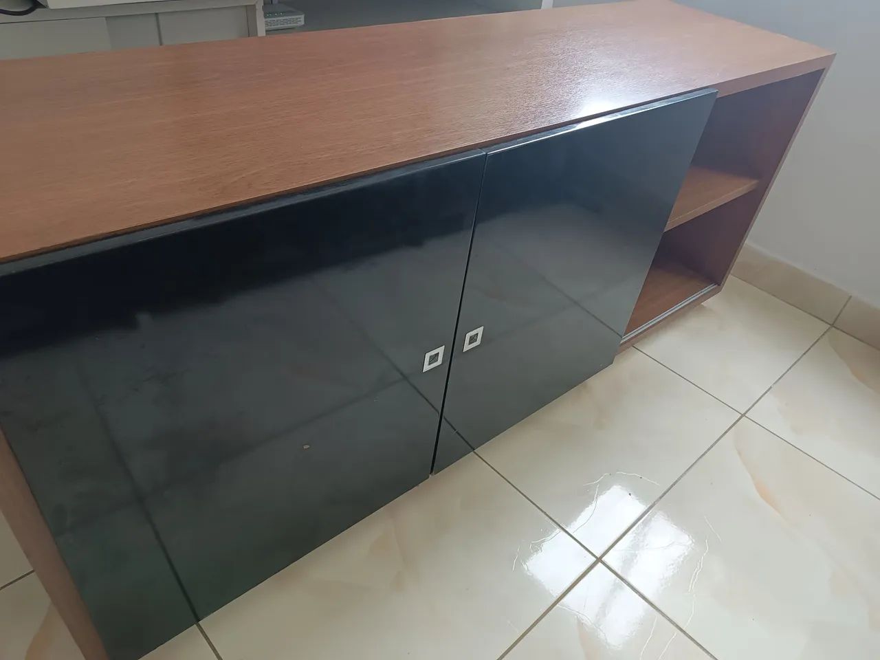 Rack de TV Preto com Tampo em Madeira - Foto 3