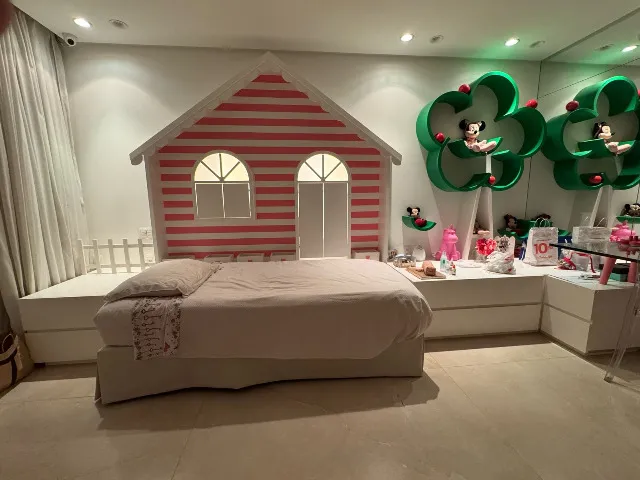 Quarto de menina: cama, prateleiras, gavetas, penteadeira/maquiagem, casa/arvore decoracao