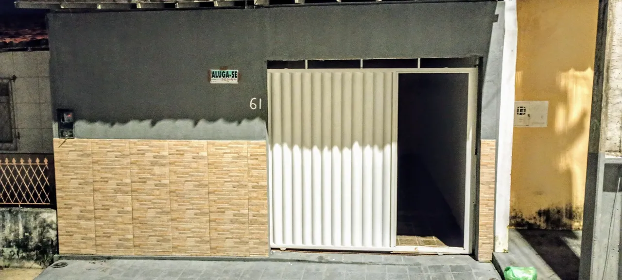 Casa composta de área sala garagem dois quartos cozinha banheiro e um grande quintal