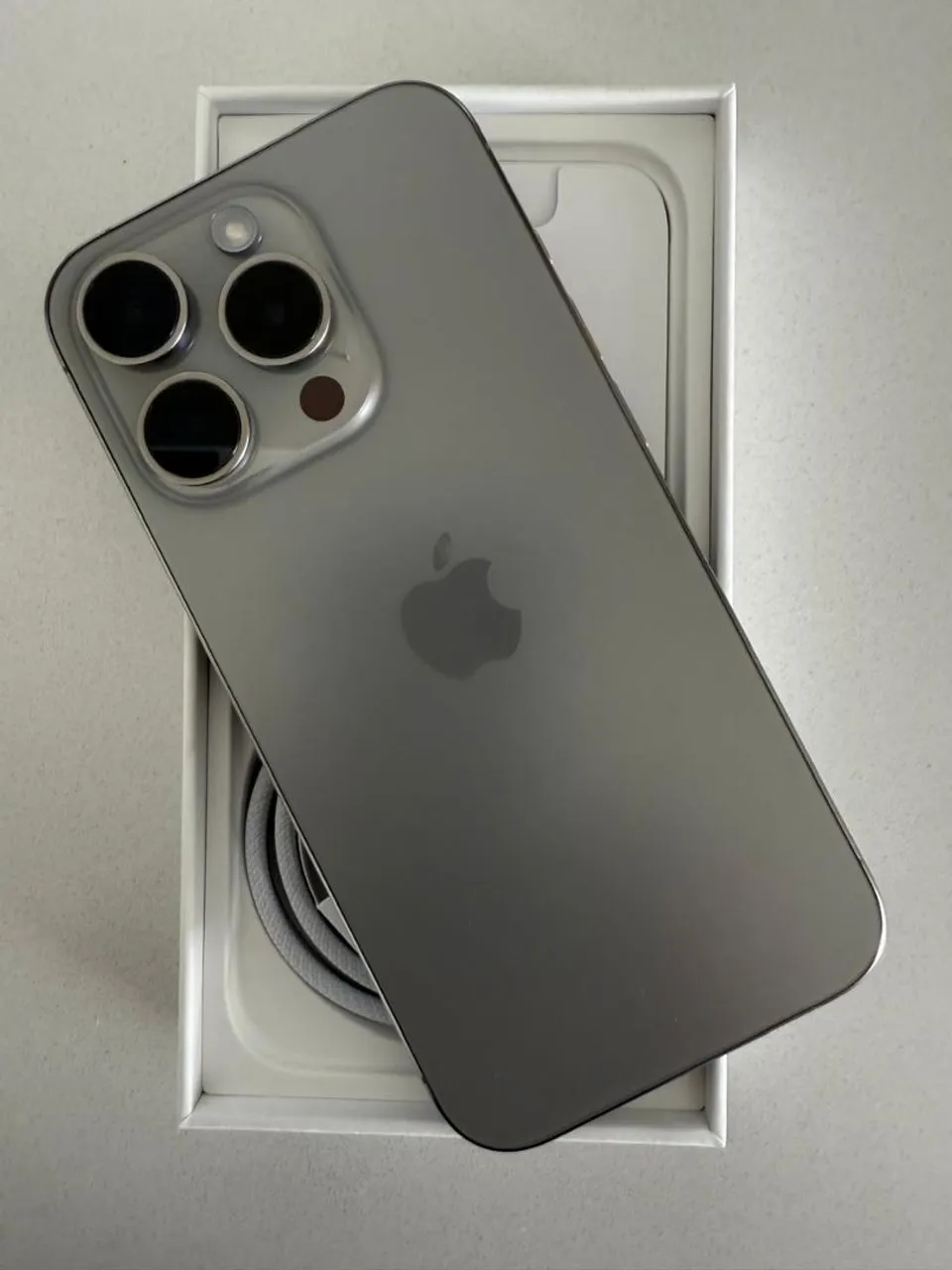 iPhone 15 Pro em excelente estado