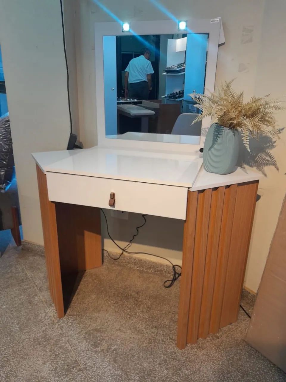 Penteadeira moderna com espelho e iluminação