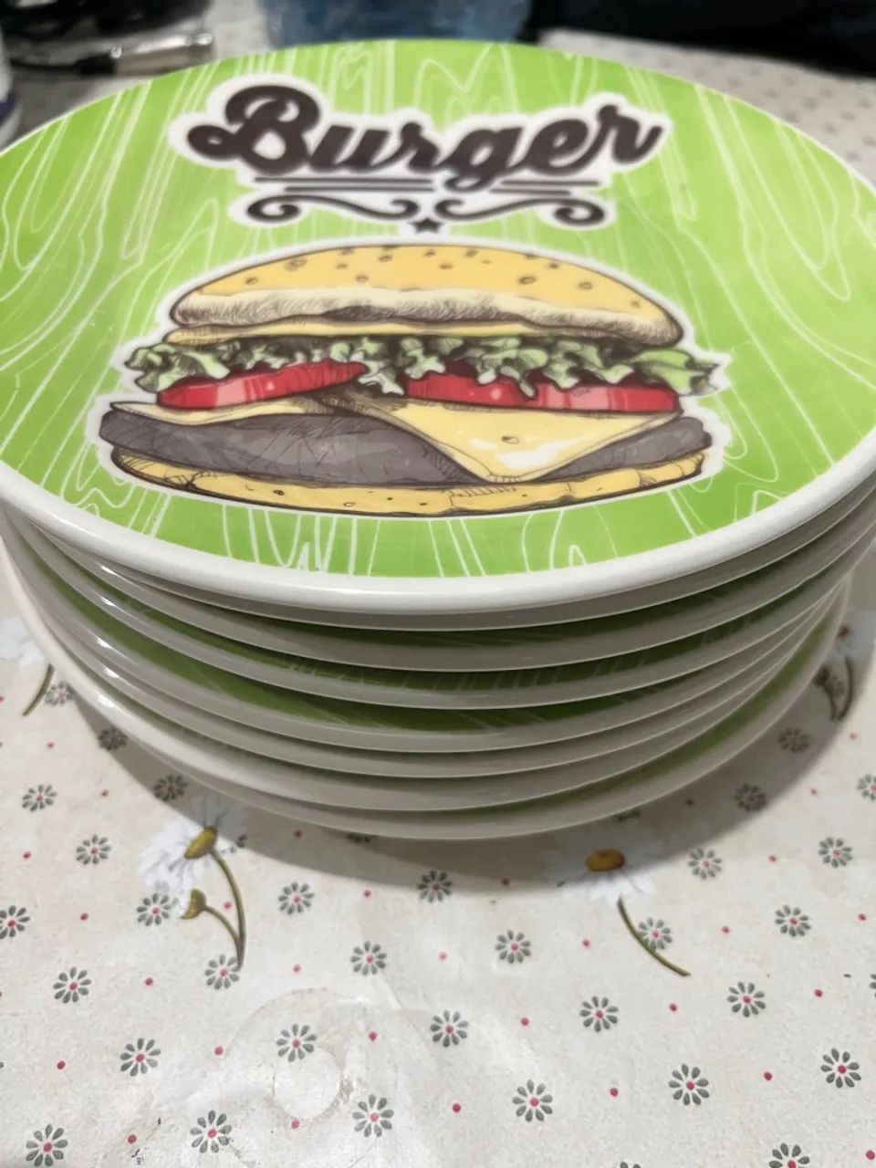 Jogo de pratos com estampa de hambúrguer