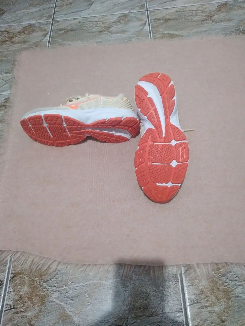 Tênis Mizuno Wave Feminino - Bege e Rosa - Foto 4