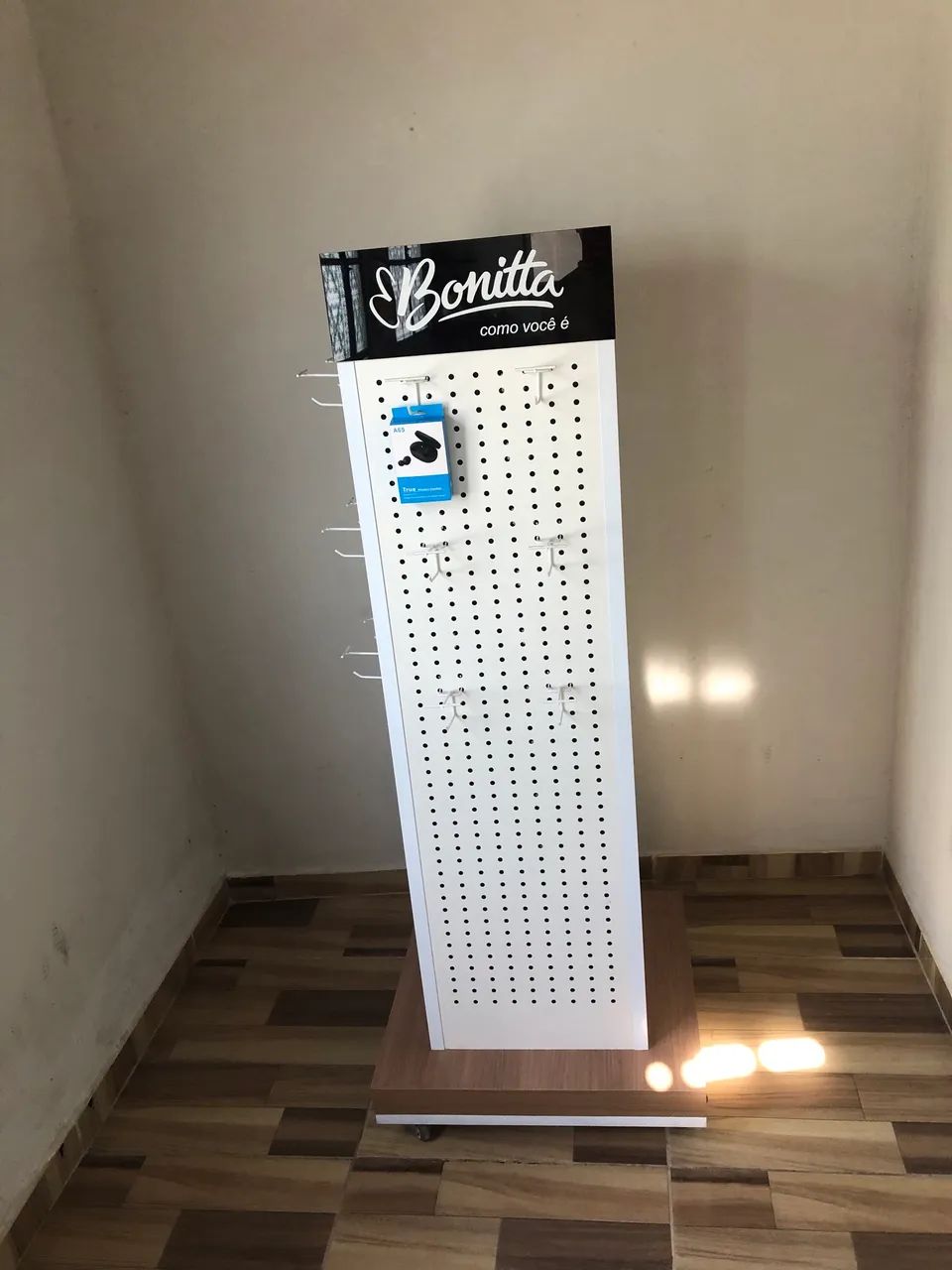 Expositor de Loja com Rodinha em MDF e Metal+ 34 Ganchos - Foto 4