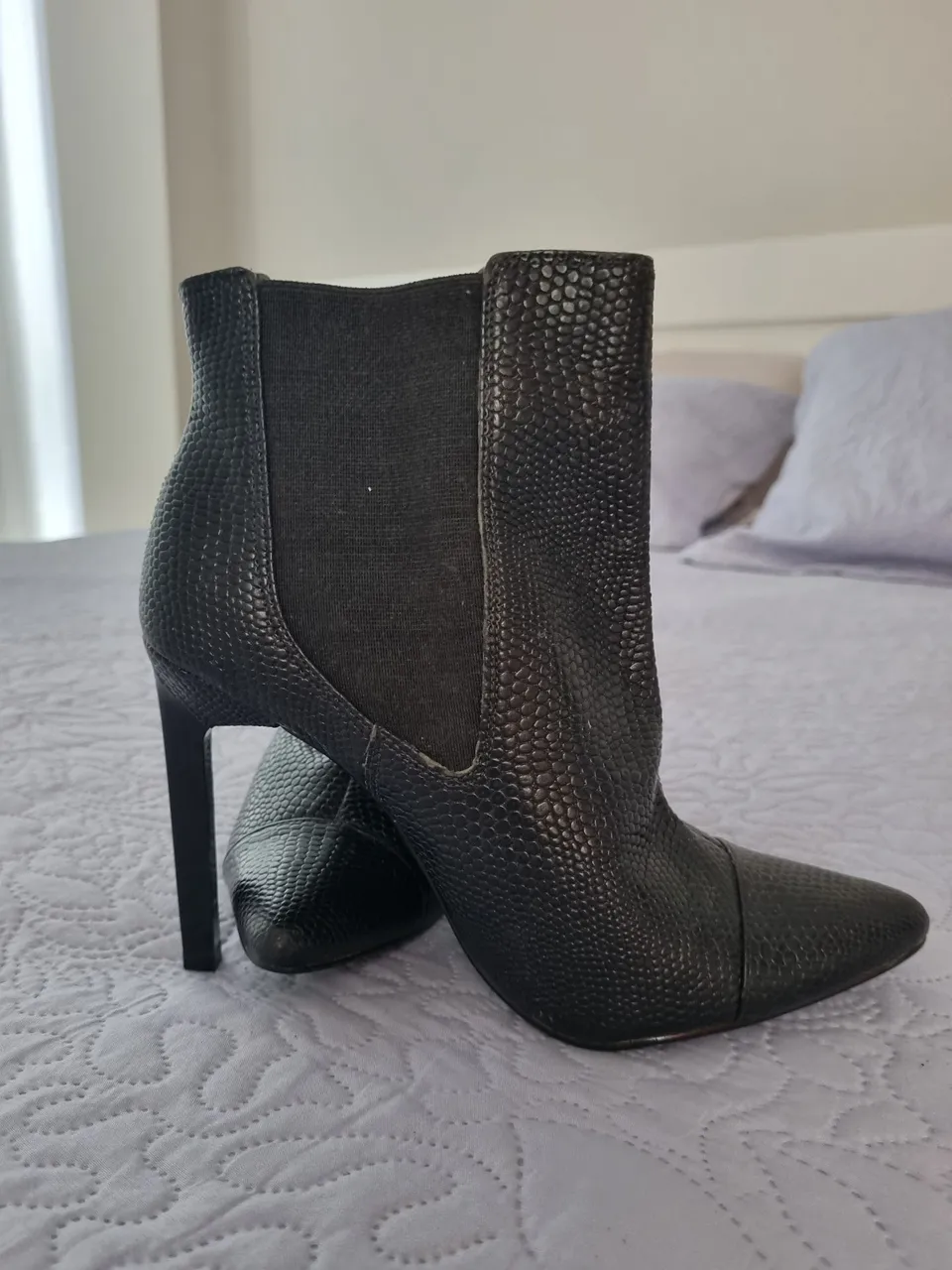 Bota feminina de couro preta com salto alto. Marca Colcci, tam 35