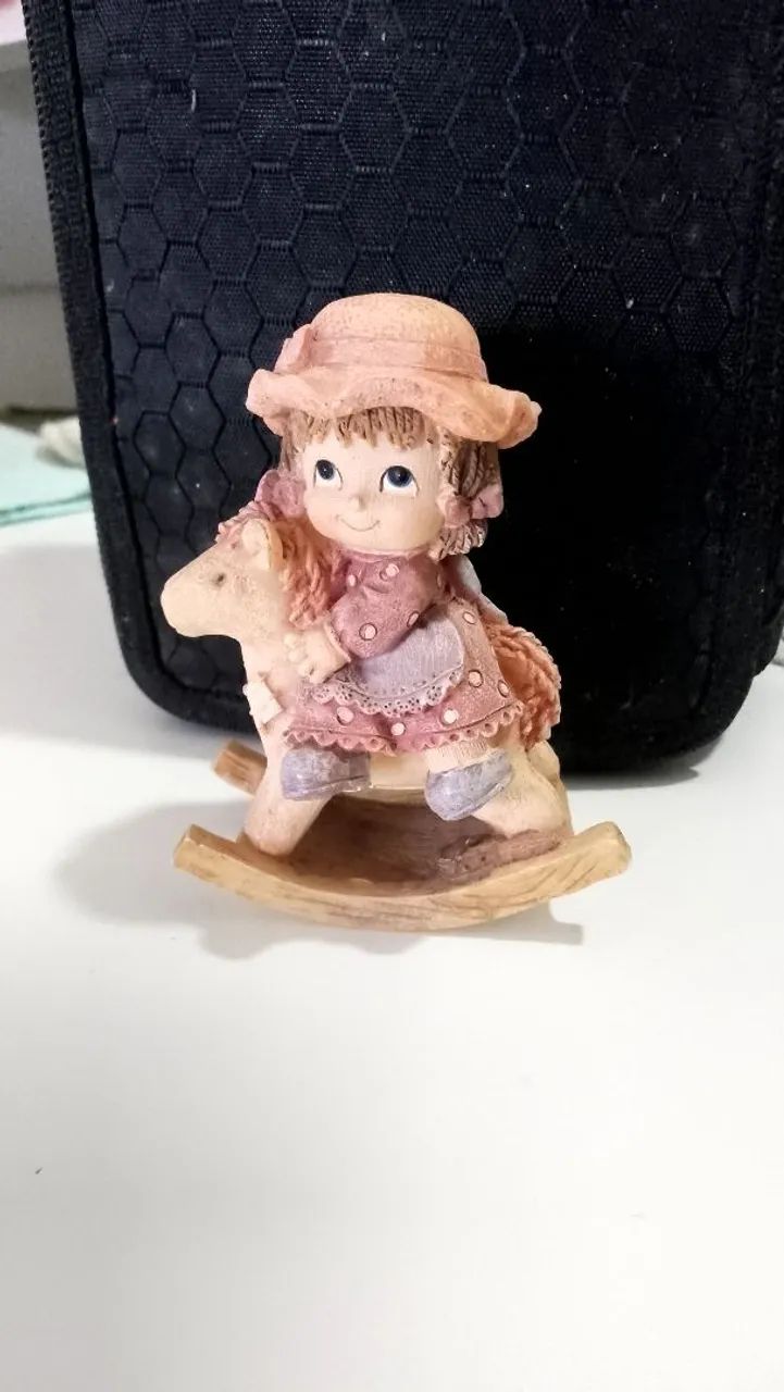 Bibelô escultura menininha
