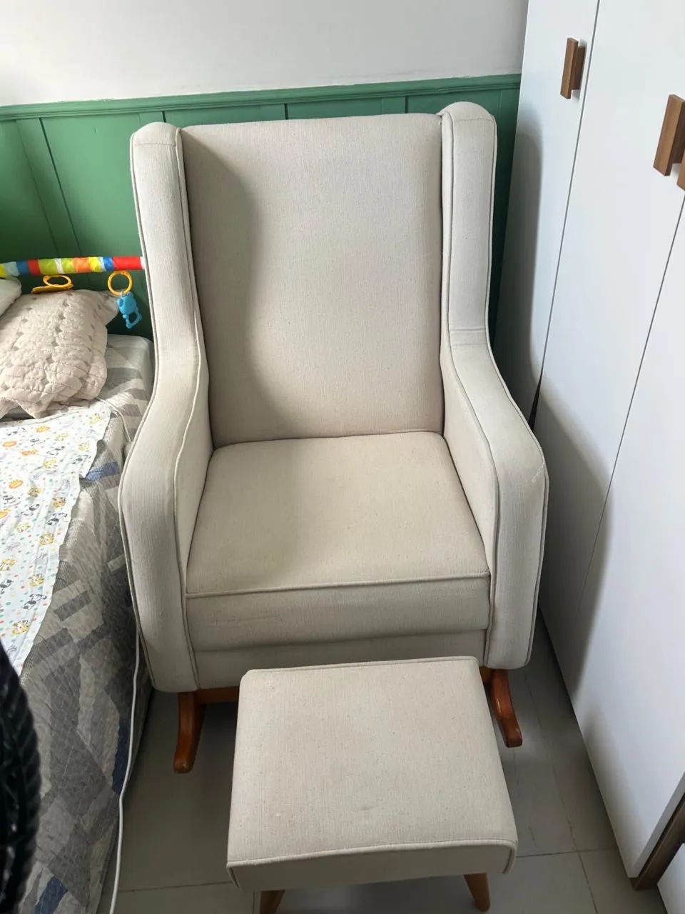 POLTRONA DE AMAMENTAÇÃO DE BALANÇO MADEIRA