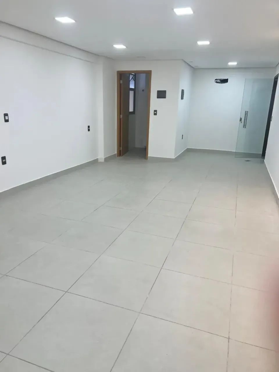 Aluguel de Sala Comercial nos Bancários | Prédio Moderno na Avenida Principal | 30m² e 40m