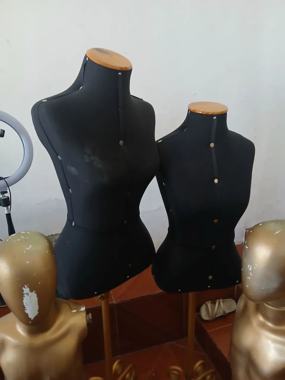 Manequim busto com pedestal dourado 