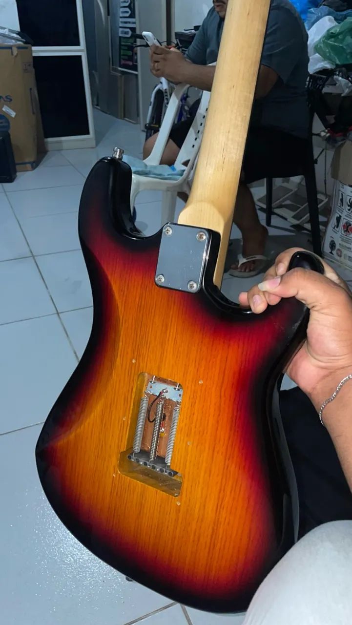 Guitarra Stratocaster CANHOTA - Foto 2