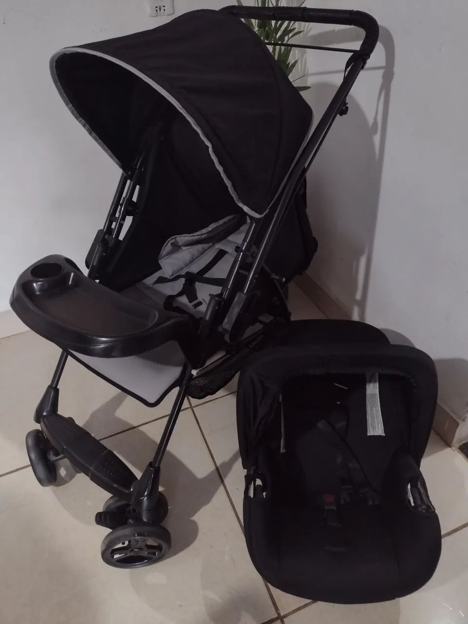 Carrinho com bebê conforto 