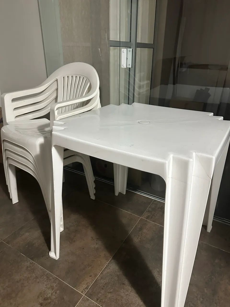 Cadeiras plásticas + mesa  - Foto 3