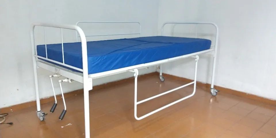 Cama Hospitalar Fowler 2 Manivelas + Colchão Impermeável (Excelente Estado) - Foto 5