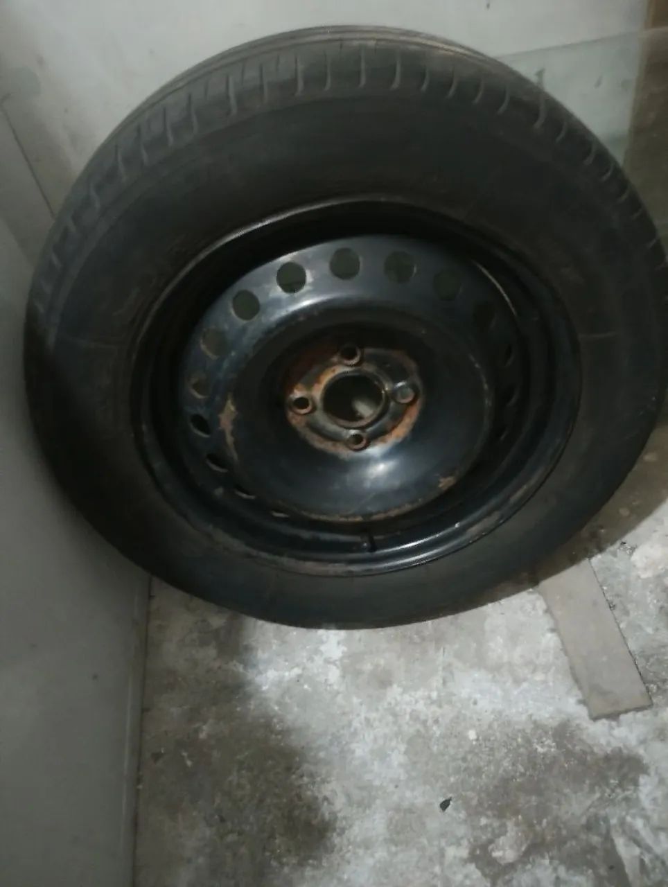 Pneu michelan 195/60/15 meia vida montado com roda 