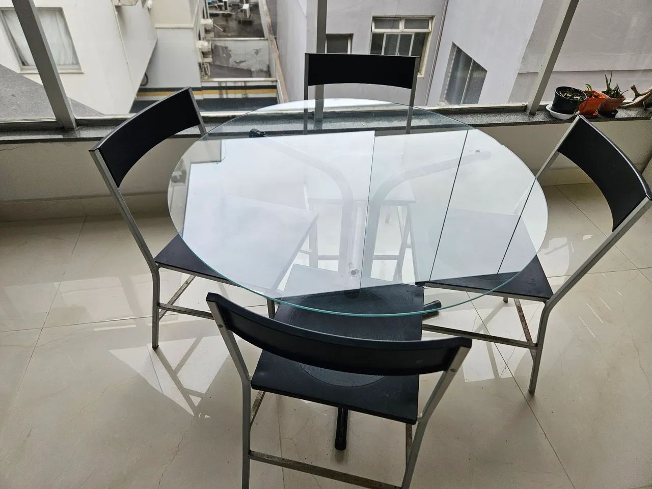 Mesa redonda tampo de vidro. Leve e elegante - Foto 2