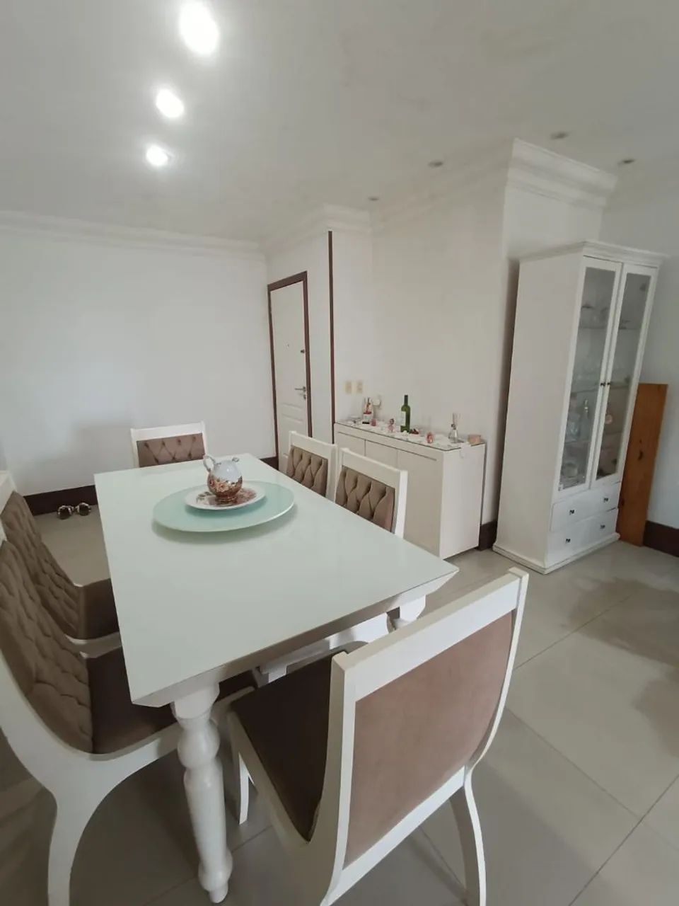 Linda mesa de jantar com 6 cadeiras 