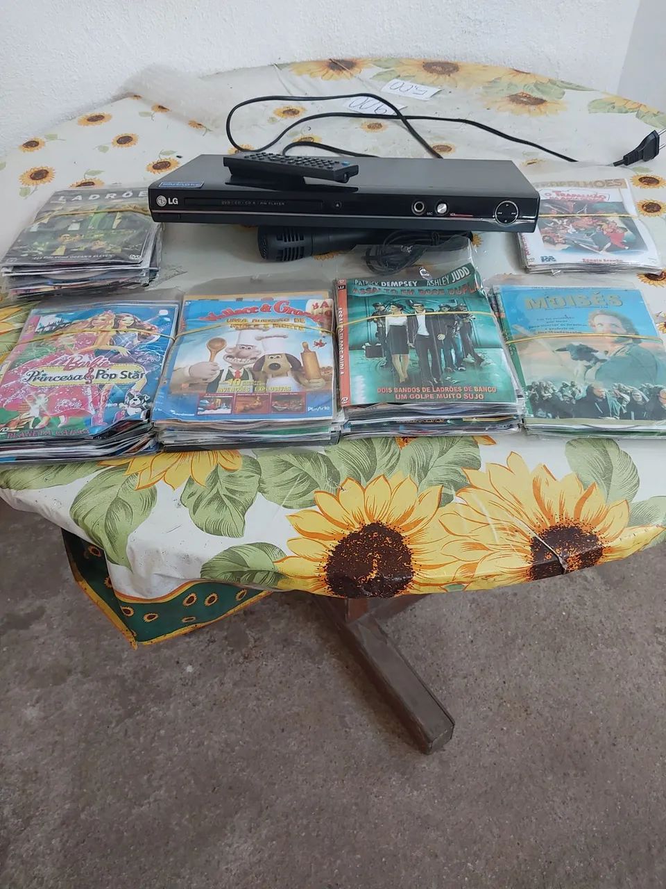 Aparelho de DVD e 100 CD de filmes de ação e infantil e bíblico e comédia 