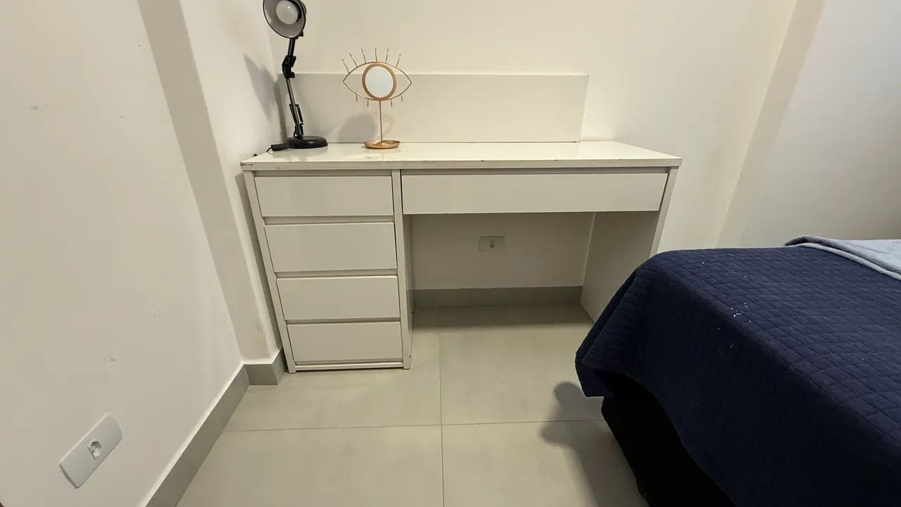 Mesa, penteadeira e escrivaninha